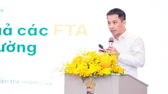 Phó Tổng thư ký kiêm Trưởng ban Pháp chế Liên đoàn Thương mại và Công nghiệp Việt Nam (VCCI) Đậu Anh Tuấn phát biểu tại hội nghị.