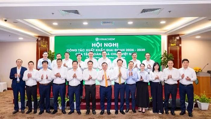 Các đại biểu dự hội nghị chụp ảnh lưu niệm.