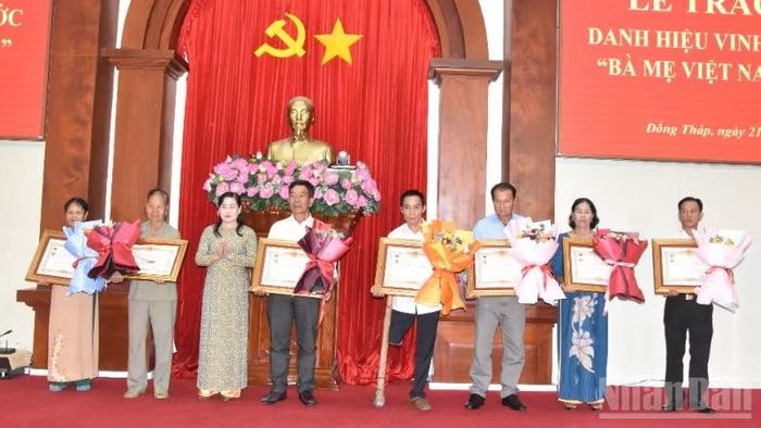 Đồng chí Châu Thị Mỹ Phương, Phó Bí thư Tỉnh ủy, Trưởng Đoàn đại biểu Quốc hội đơn vị tỉnh Đồng Tháp trao bằng công nhận "Bà mẹ Việt Nam Anh hùng" cho thân nhân các Mẹ.