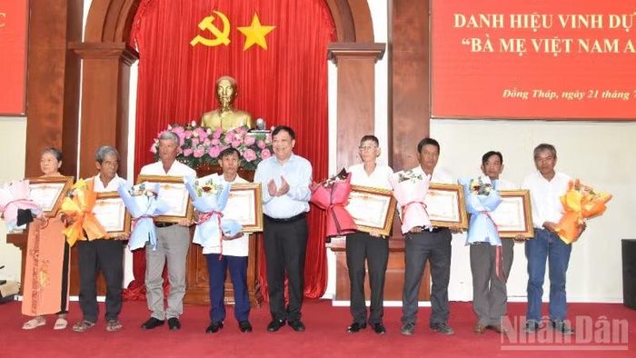 Đồng chí Phạm Thành Ngại, Chủ tịch Ủy ban nhân dân tỉnh Đồng Tháp trao bằng công nhận "Bà mẹ Việt Nam Anh hùng" cho thân nhân các Mẹ.