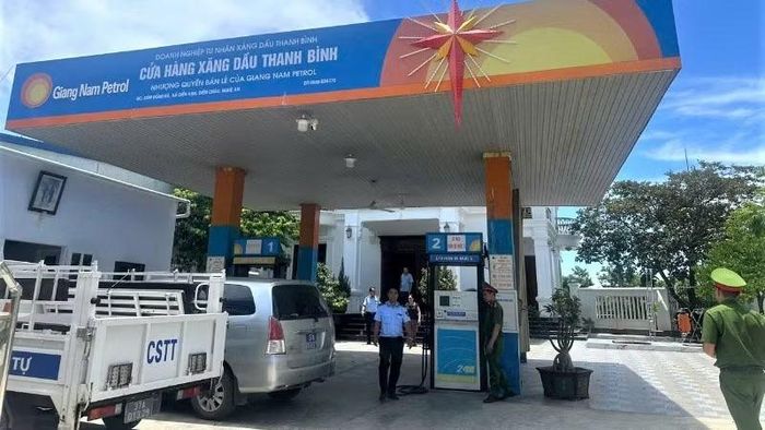 Lực lượng chức năng kiểm tra tại cửa hàng xăng dầu. (Ảnh: CTV)