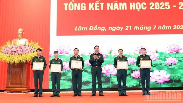 Trung tướng Trần Danh Khải, Chính ủy Học viện Lục quân trao khen thưởng các tập thể, cá nhân có thành tích xuất sắc.