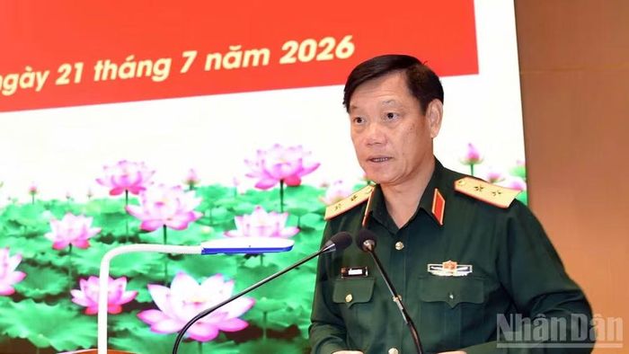 Trung tướng Đỗ Minh Xương, Giám đốc Học viện Lục quân phát biểu tại hội nghị.