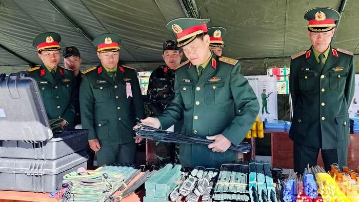 Ban Giám đốc Học viện Lục quân kiểm tra công tác huấn luyện sẵn sàng chiến đấu tại Học viện.