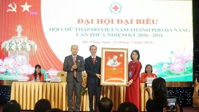 Trung ương Hội Chữ thập đỏ Việt Nam tặng Hội Chữ thập đỏ thành phố Đà Nẵng bức ảnh Bác Hồ, chúc mừng thành công của Đại hội.