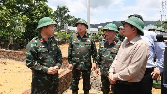 Phó Thủ tướng Hồ Quốc Dũng kiểm tra công tác xây dựng khu nhà ở mới cho 24 hộ dân bị thiệt hại hoàn toàn trong trận lũ quét ở Mường Than.
