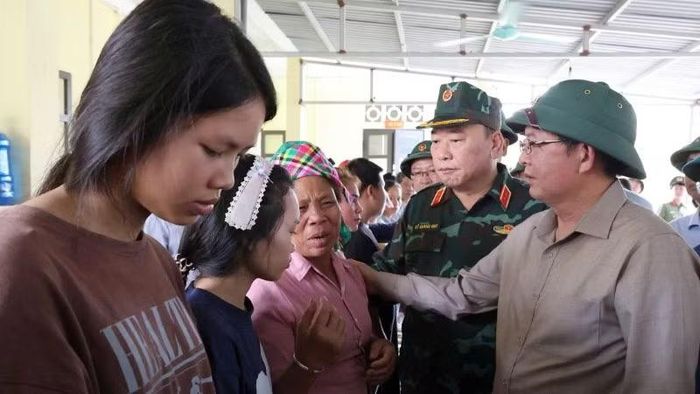 Phó Thủ tướng Hồ Quốc Dũng thăm, động viên các gia đình bị thiệt hại do lũ quét tại xã Mường Than.
