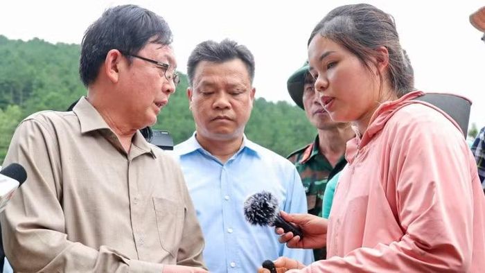 Phó Thủ tướng Hồ Quốc Dũng động viên thân nhân gia đình có người mất tích do mưa lũ.