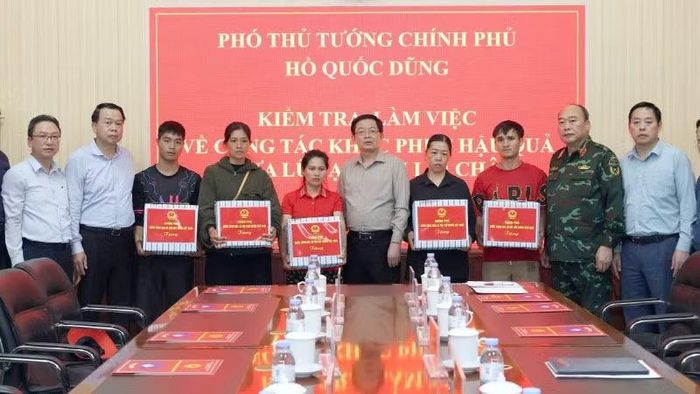 Phó Thủ tướng tặng quà các gia đình bị thiệt hại do lũ quét tại xã Mường Than.