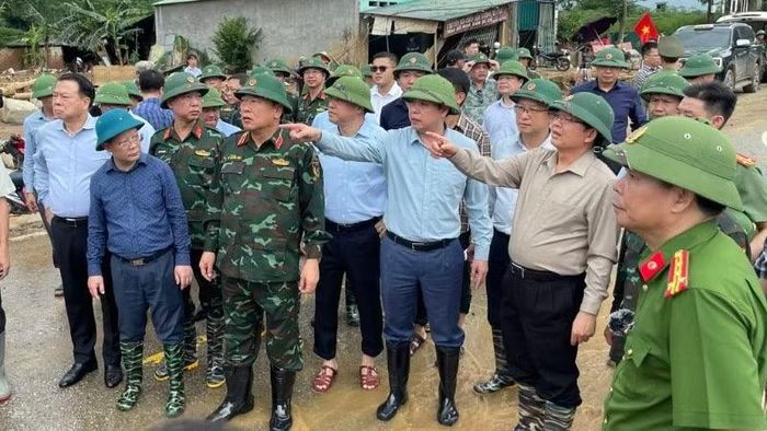 Phó Thủ tướng Hồ Quốc Dũng cùng đoàn công tác kiểm tra tại hiện trường vụ lũ quét tại xã Mường Than.