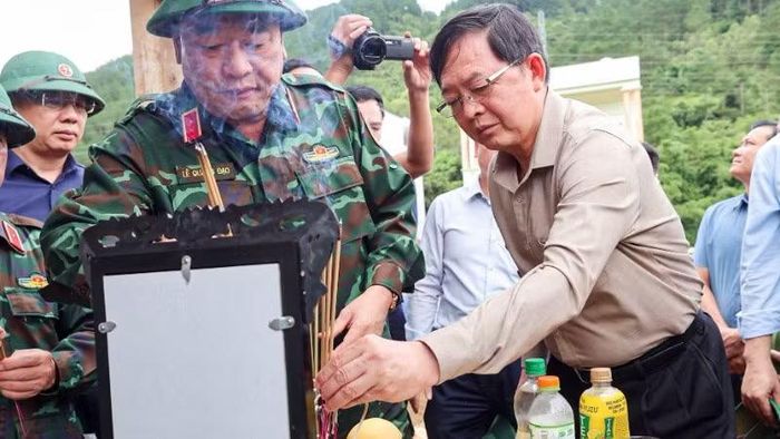 Phó Thủ tướng Hồ Quốc Dũng thắp hương trước di ảnh của một nạn nhân trong vụ lũ quét tại xã Mường Than.