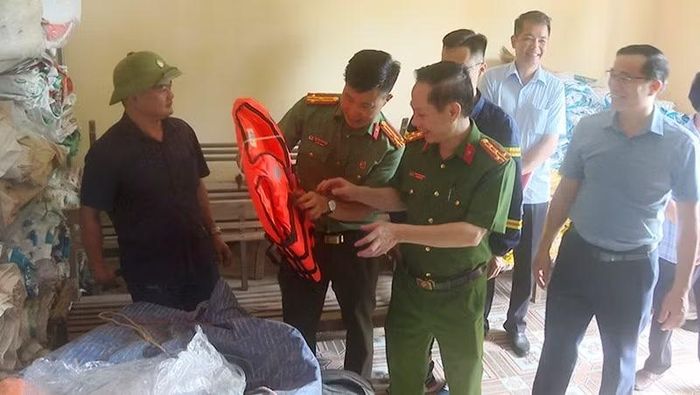 Các thành viên đoàn công tác kiểm tra vật tư phòng chống thiên tai ở xã Thạch Bình.