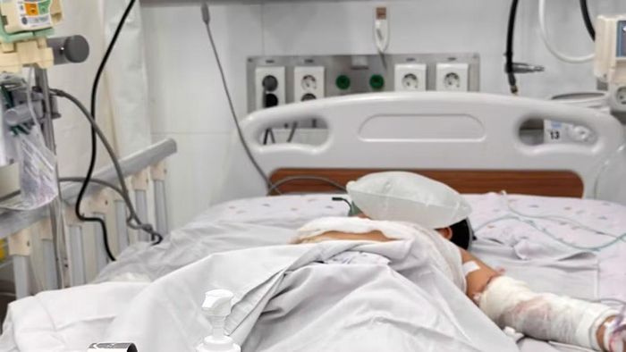 Bé trai được cấp cứu kịp thời tại Bệnh viện Nhi đồng 1. (Ảnh: Bệnh viện cung cấp)