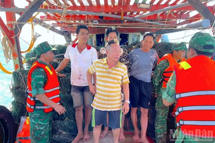 Các thuyền viên gặp nạn được tổ công tác Đồn Biên phòng Gành Hào đưa lên tàu cá an toàn.