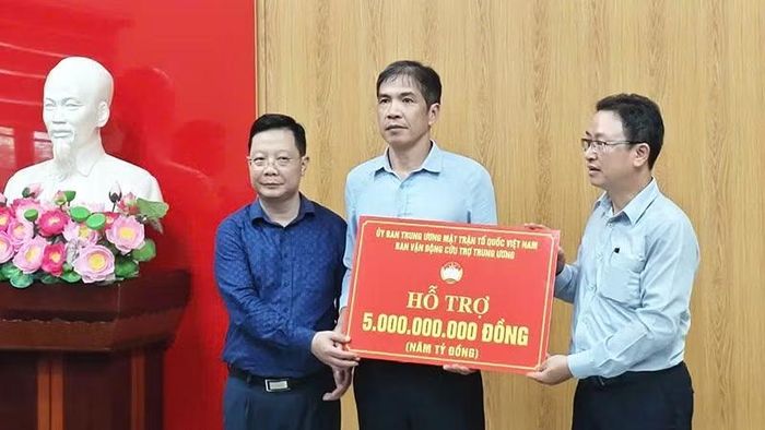 Đại diện Ủy ban Trung ương Mặt trận Tổ quốc Việt Nam trao kinh phí hỗ trợ tỉnh Lai Châu thông qua Ủy ban Mặt trận Tổ quốc tỉnh Lai Châu. (Ảnh: Ủy ban Trung ương Mặt trận Tổ quốc Việt Nam cung cấp)