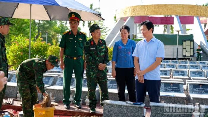 Lãnh đạo tỉnh Đồng Tháp thăm, động viên lực lượng làm nhiệm vụ tại Nghĩa trang Liệt sĩ Châu Thành (tỉnh Đồng Tháp).