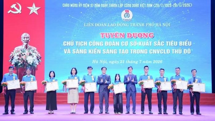 10 gương mặt cán bộ công đoàn xuất sắc tiêu biểu của công đoàn Thủ đô. (Ảnh: CHÁNH HỮU)