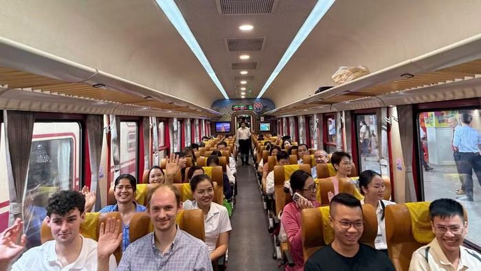 Trên tuyến tàu đưa đón y, bác sĩ Bệnh viện Bạch Mai giữa Hà Nội và Phủ Lý.