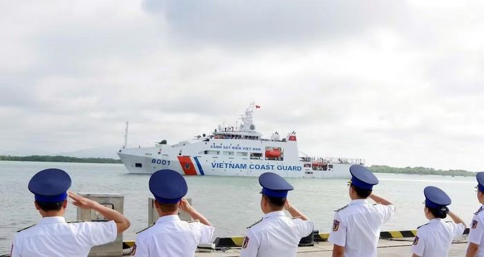 Nghi lễ chào tàu đưa đoàn công tác lên đường làm nhiệm vụ. (Ảnh: Vùng Cảnh sát biển 3 cung cấp)
