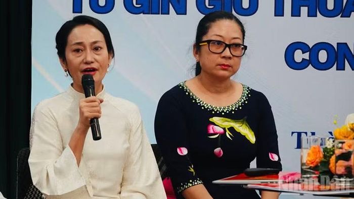Nghệ sĩ Ưu tú Ngô Phạm Hạnh Thúy phát biểu tại tọa đàm.
