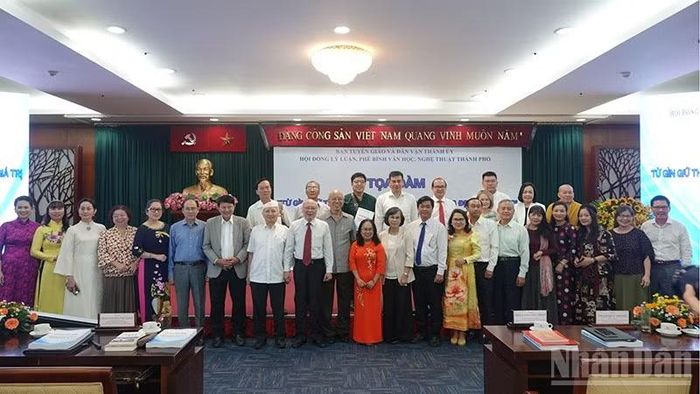Các đại biểu chụp ảnh lưu niệm tại tọa đàm.