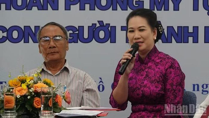 Chị Trần Đăng Kim Trang phát biểu tại tọa đàm.