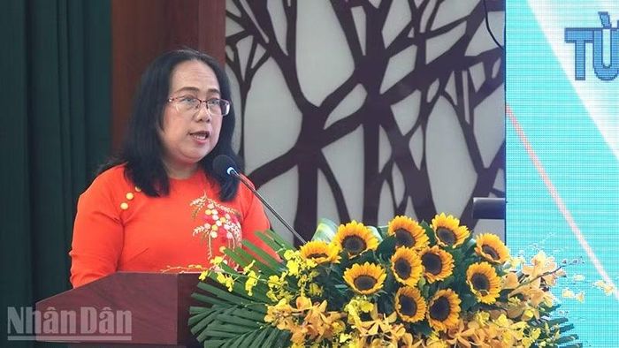 Đồng chí Đinh Thị Thanh Thủy, Phó Trưởng Ban Tuyên giáo và Dân vận Thành ủy Thành phố Hồ Chí Minh phát biểu đề dẫn tọa đàm.