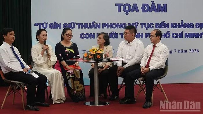 Các đại biểu thảo luận tại phiên thứ nhất của buổi tọa đàm. (Ảnh: LINH BẢO)