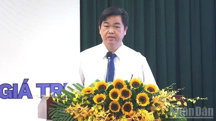 Đồng chí Lê Văn Minh, Phó Trưởng Ban Thường trực Ban Tuyên giáo và Dân vận Thành ủy Thành phố Hồ Chí Minh phát biểu tổng luận tọa đàm.