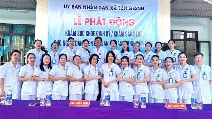 Với nghị quyết trên, Hội đồng nhân dân tỉnh Quảng Trị mong muốn tăng cường nguồn nhân lực y tế tại các đơn vị sự nghiệp y tế công lập. (Trong ảnh: cán bộ, nhân viên Trạm Y tế xã Tân Gianh trong ngày phát động khám sức khỏe định kỳ cho người dân 12/7)