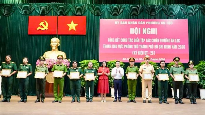 Khen thưởng các tập thể, cá nhân có thành tích xuất sắc trong đợt diễn tập.