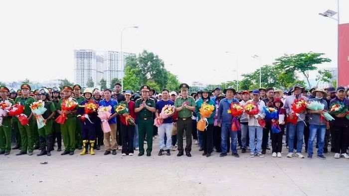 Ban Chỉ đạo diễn tập Thành phố Hồ Chí Minh trao hoa động viên các lực lượng tham gia diễn tập.