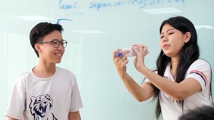 Giảng viên và học viên một trung tâm đào tạo ngoại ngữ tại Thành phố Hồ Chí Minh (Ảnh: nhân vật cung cấp)