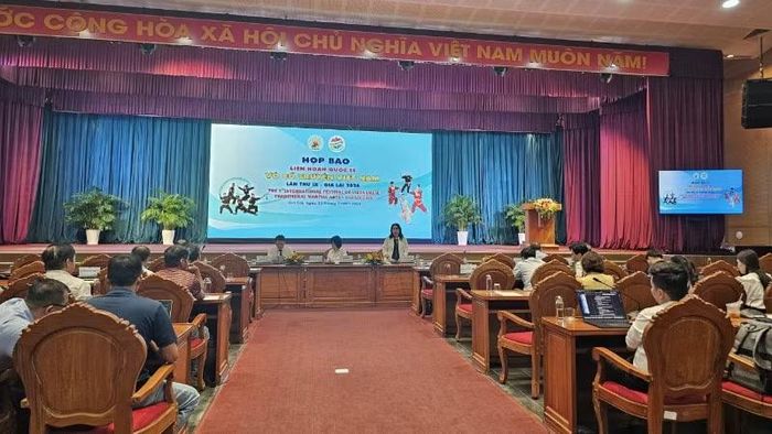 Quang cảnh buổi họp.