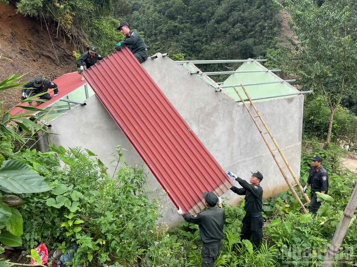 Các cán bộ, chiến sĩ thuộc Tiểu đoàn 2-Trung đoàn Cảnh sát cơ động số 2 hỗ trợ người dân sửa sang lại nhà cửa.