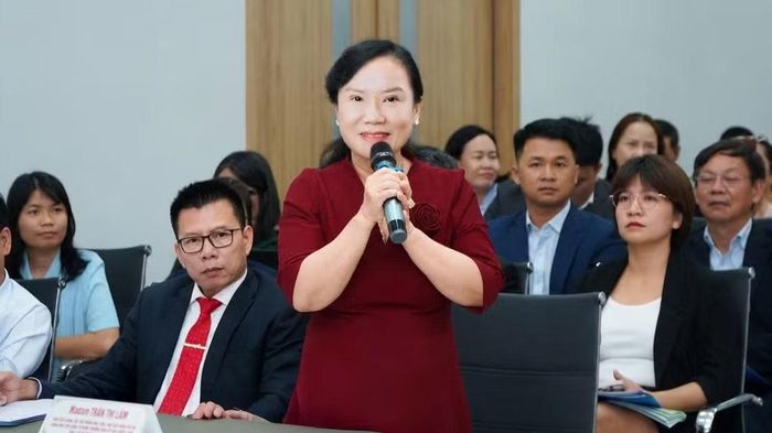 Bà Trần Thị Lâm, Chủ tịch sáng lập Tập đoàn Hoa Lâm, Chủ tịch danh dự Hội khoa học sức khỏe Thành phố Hồ Chí Minh phát biểu nhận nhiệm vụ.