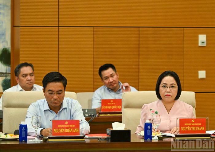 Các đồng chí Phó Chủ tịch Quốc hội và các đại biểu dự hội nghị. (Ảnh: DUY LINH)