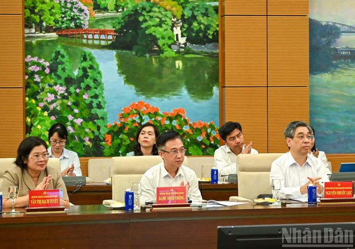 Các đồng chí Phó Bí thư Thành ủy Thành phố Hồ Chí Minh và các đại biểu dự hội nghị. (Ảnh: DUY LINH)