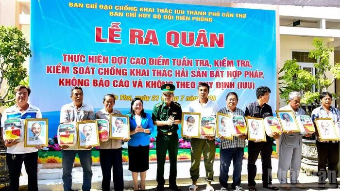 Bà Quách Thị Thanh Bình, Phó Giám Đốc Sở Nông nghiệp và Môi trường và Đại tá Huỳnh Thanh Hùng, Chính ủy Bộ đội Biên phòng thành phố Cần Thơ tặng cờ Tổ quốc, ảnh Bác Hồ, tủ thuốc Biên phòng cho các ngư dân.