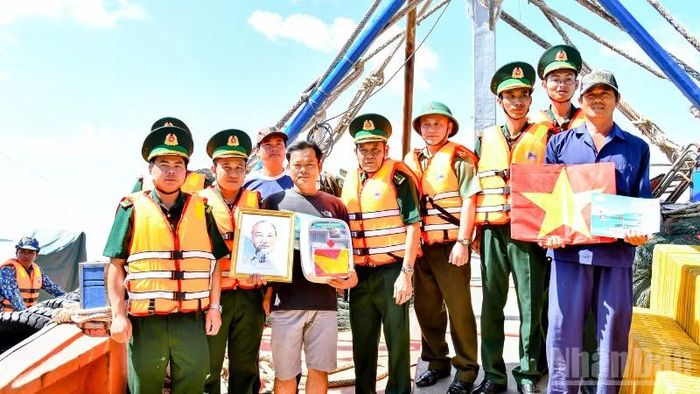 Lãnh đạo Bộ đội Biên phòng và các đơn vị trao tặng cờ Tổ quốc, ảnh Bác Hồ và tủ thuốc Biên phòng cho các chủ phương tiện, thuyền viên đang khai thác đánh bắt thủy hải sản trên biển.