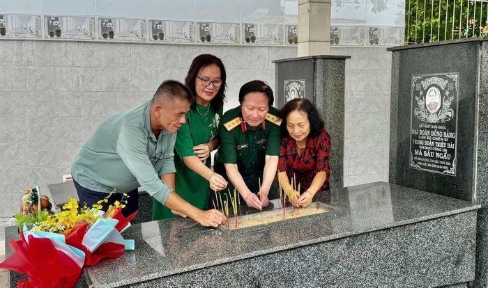 Gia đình Thượng tướng Nguyễn Huy Hiệu về thăm và dâng hương tại mộ má Sáu Ngẫu ở Lái Thiêu. (Ảnh do Thượng tướng Nguyễn Huy Hiệu cung cấp)