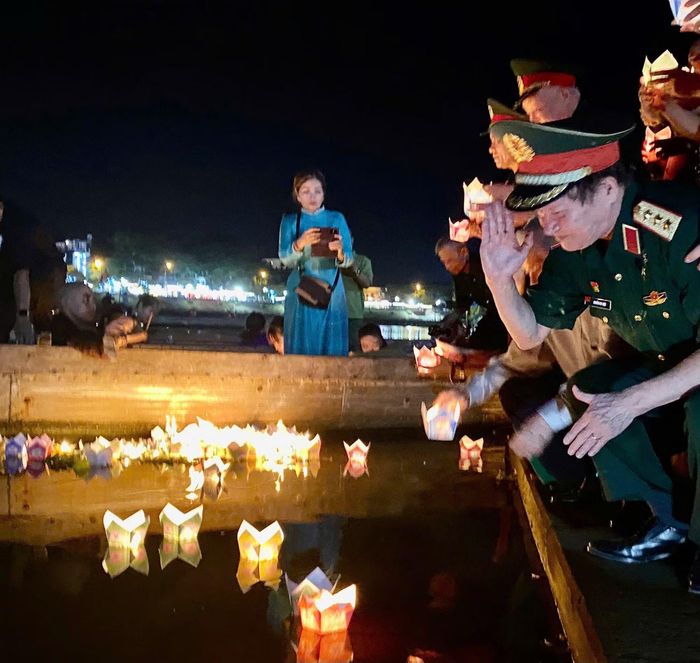 Thượng tướng Nguyễn Huy Hiệu cùng các đồng chí cựu chiến binh và nhân dân thả hoa trên dòng sông Thạch Hãn, Quảng Trị. (Ảnh do nhân vật cung cấp)