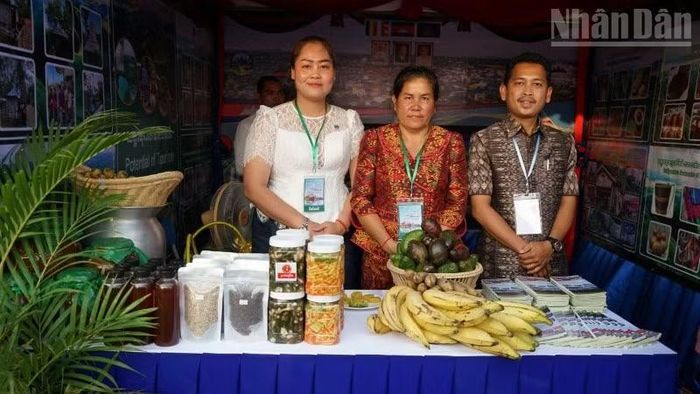 Sáng kiến “Mỗi làng một sản phẩm” thúc đẩy chuyển đổi hàng hóa địa phương thành sản phẩm thương mại cạnh tranh, tạo việc làm, đồng thời góp phần bảo tồn di sản văn hóa cộng đồng. (Ảnh: ĐINH TRƯỜNG)