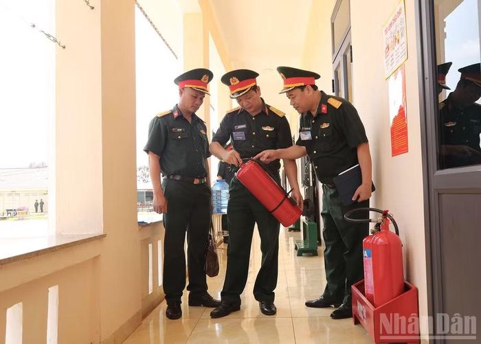 Ban Giám khảo kiểm tra trang bị phòng cháy, chữa cháy tại nhà ở đại đội bộ binh.