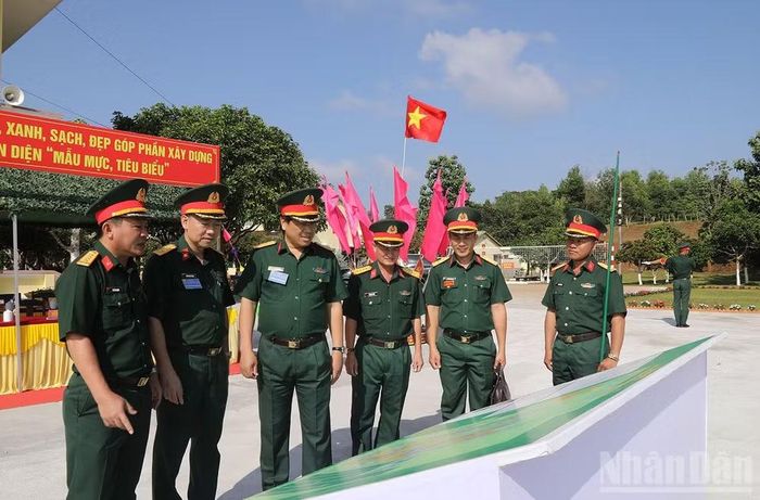 Ban Giám khảo chấm thi nội dung quy hoạch mặt bằng doanh trại của đơn vị.