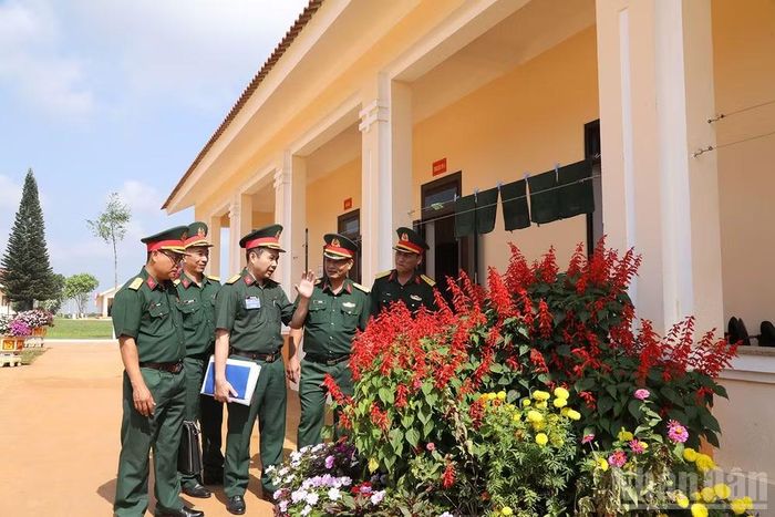 Ban Giám khảo chấm thi cảnh quan môi trường của đơn vị.