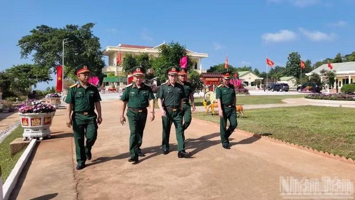 Đoàn công tác tham quan doanh trại Trung đoàn bộ binh 95.