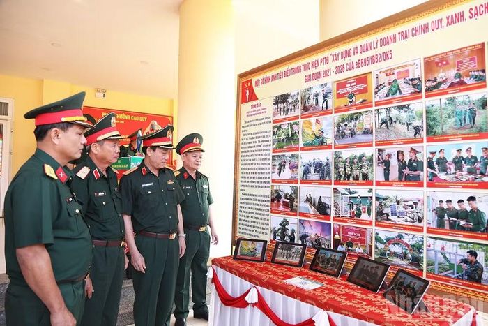 Các đại biểu tham quan một số hình ảnh thực hiện Phong trào thi đua "Xây dựng và quản lý doanh trại chính quy, xanh, sạch, đẹp" giai đoạn 2021-2026 của Trung đoàn bộ binh 95.