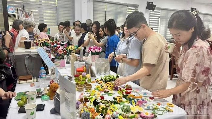 Hội chợ thanh toán không dùng tiền mặt giúp người khuyết tật trực tiếp trải nghiệm các phương thức thanh toán hiện đại.