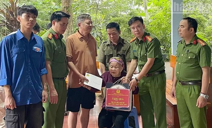 Trong dịp này, các Tổ công tác của Công an tỉnh Sơn La đã thăm, tặng quà các gia đình liệt sĩ và người có công với cách mạng.